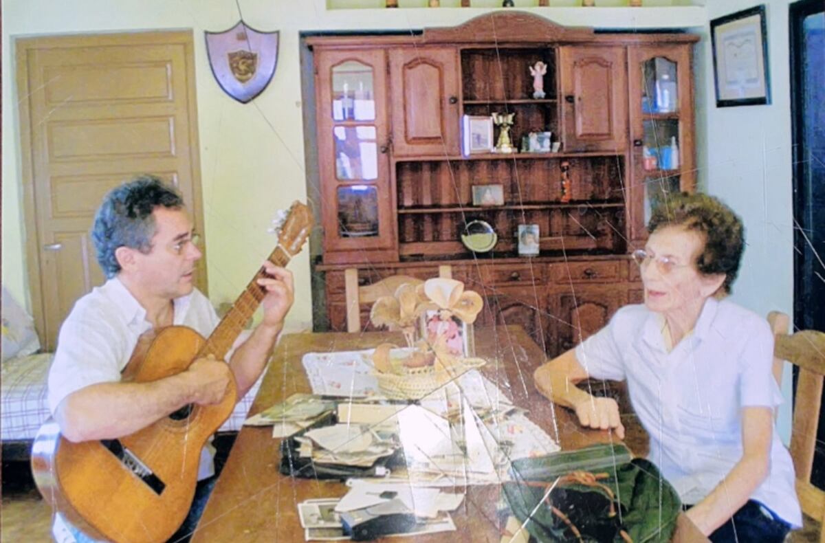 José Luis Serrano, cantando con su mamá Esther. En la mesa, las anotaciones que hilvanan las ideas para Jovita (Gentileza, José Luis Serrano)