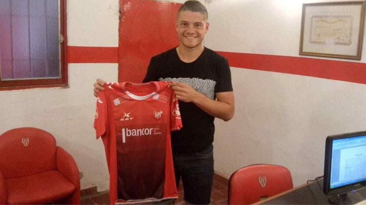 Molina con la camiseta de Instituto. Jugaba en la Reserva de River. (Foto: @InstitutoACC).