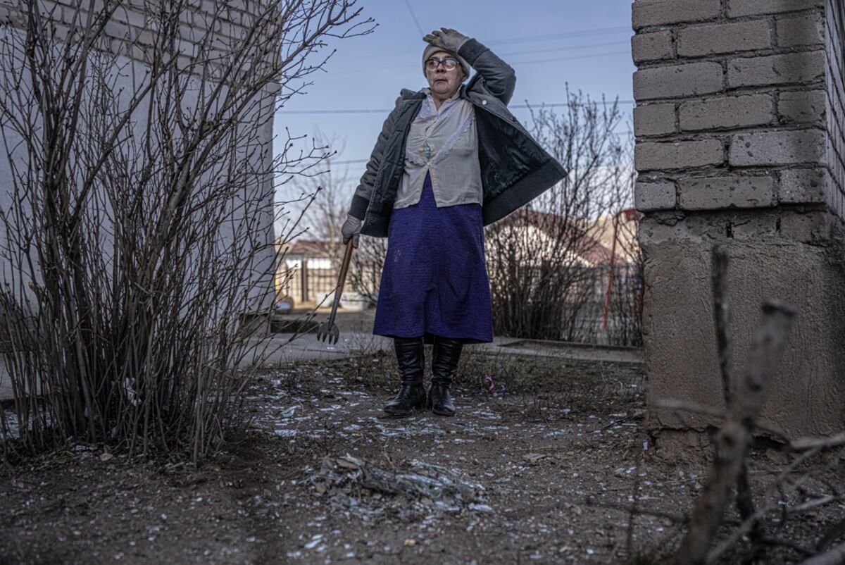 Natasha limpia los cristales de los ventanales rotos por una explosión de mortero en Mikolaiv, Ucrania. (Gentileza Pablo Tosco)
