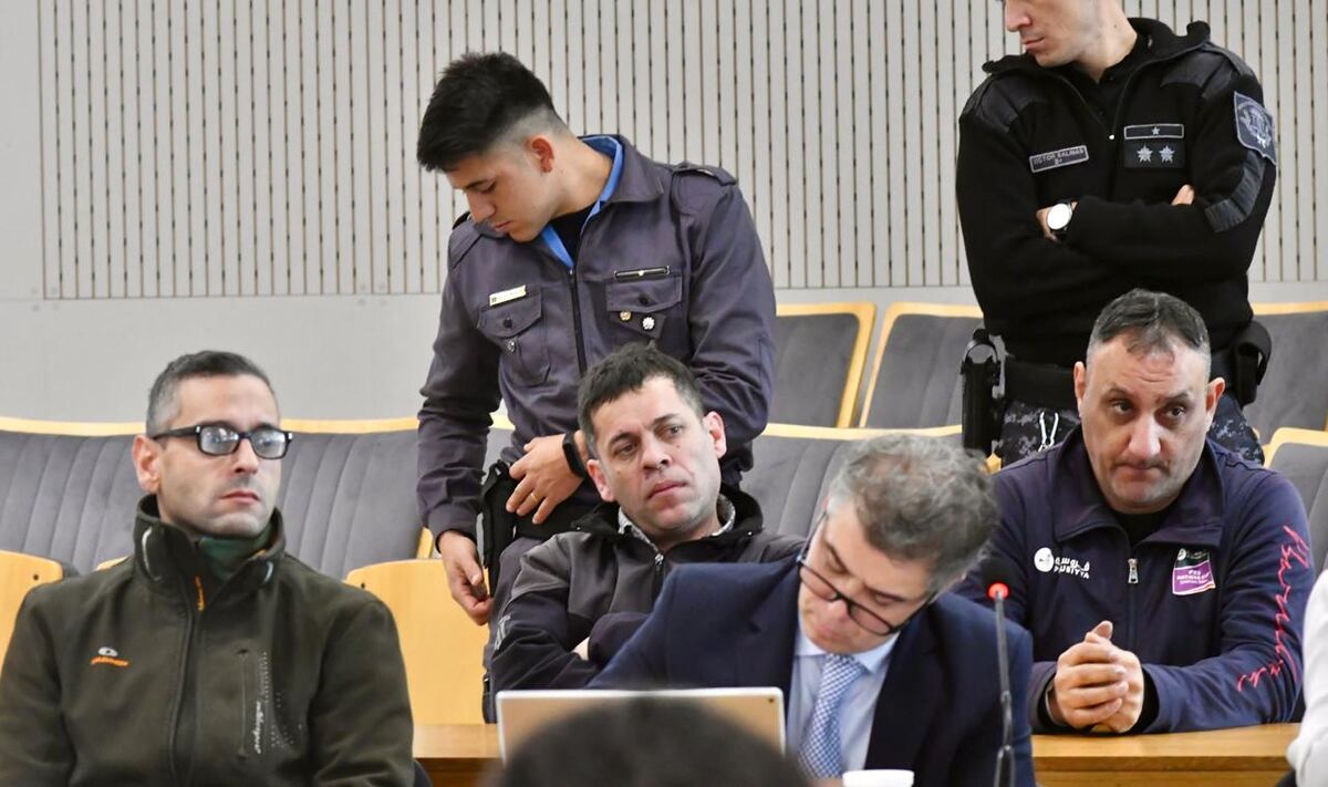 Tres hombres, entre ellos un policía (de lentes), fueron condenados por el brutal asesinato de un jubilado en la ciudad de Río Cuarto. (Tomy Fragueiro)