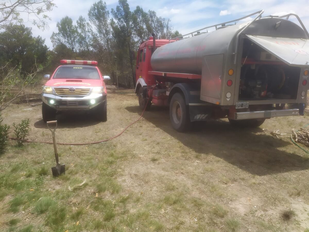 Equipamiento bomberos voluntarios de Tanti. Bomberos voluntarios de Tanti en un incendio. (Foto: Facebook Bomberos Voluntario de Tanti).