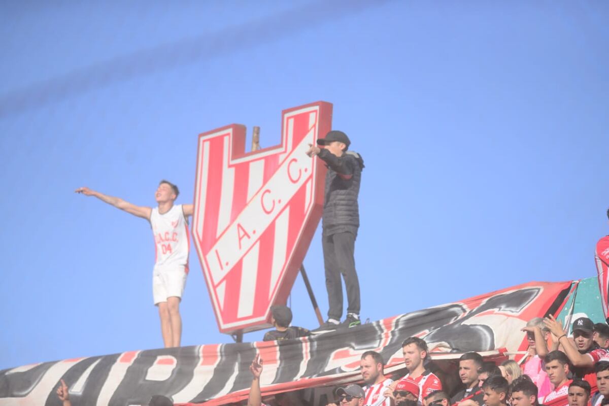 El hincha de Instituto está a pleno con el equipo de Bovaglio. El sábado, otra gran convocatoria. (José Gabriel Hernández / La Voz)