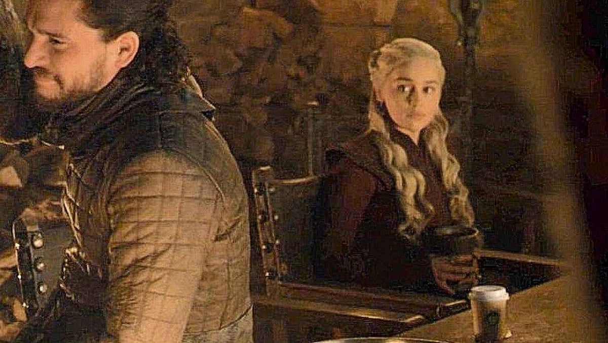 El vaso de la conocida compañía de café que se les olvidó en escena a los continuistas de Game of Thrones.