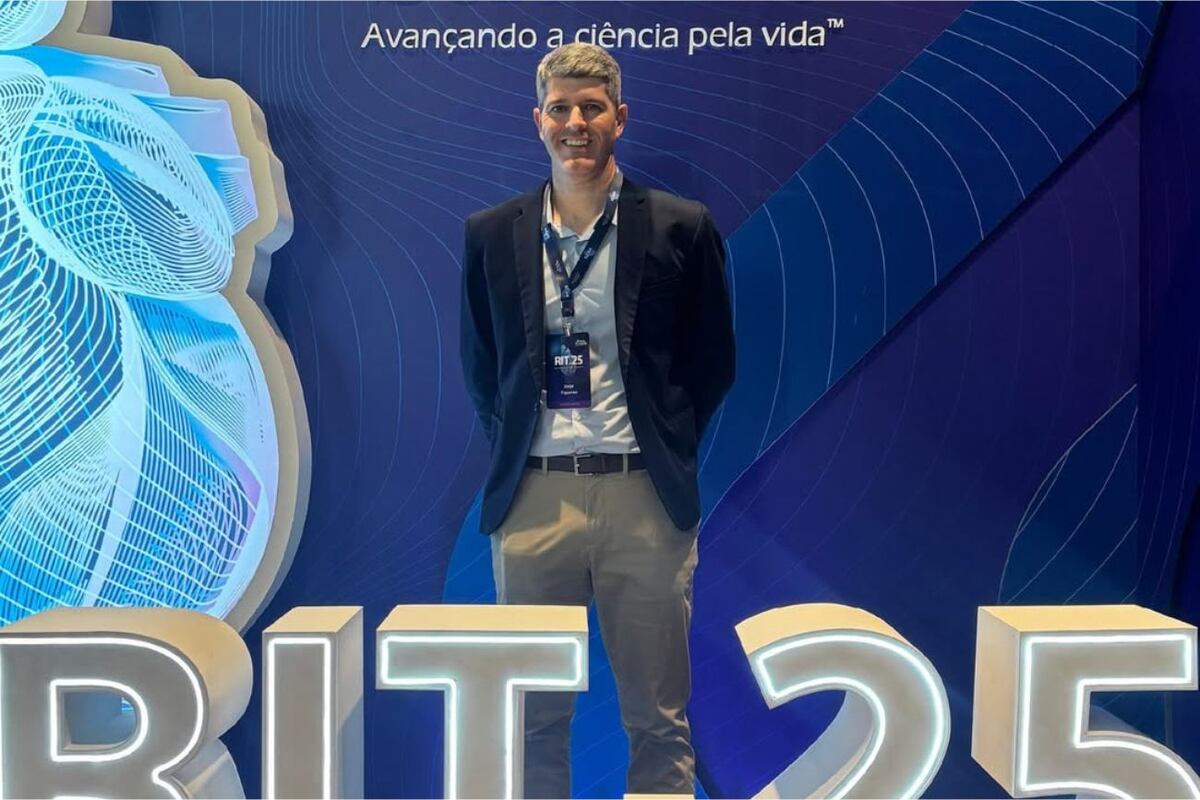 El doctor Jorge Figueroa representando al Sanatorio Allende en el RIT.25, destacando la innovación de la PFA y su impacto internacional.