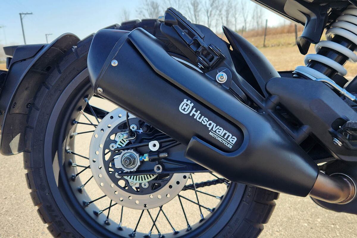 El ronroneo que emite su motor mono cilíndrico es muy suave y callado.
