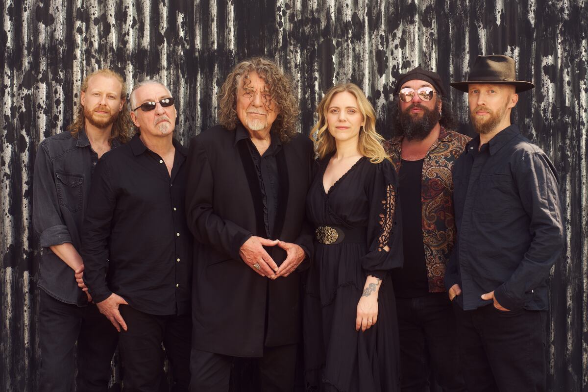 Robert Plant con Suzi Dian, Oli Jefferson, Tony Kelsey, Matt Worley y Barney Morse-Brown. (Gentileza DF Entertainment / Tom Oldham)