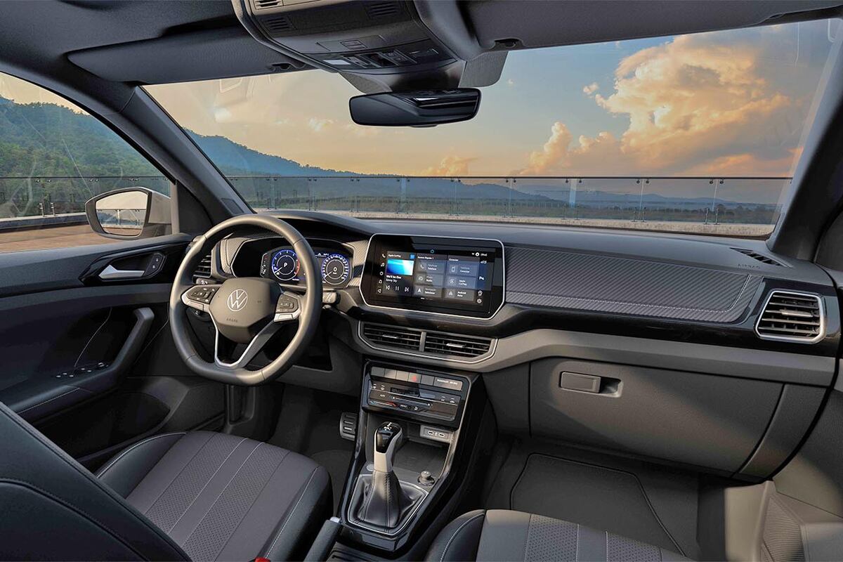 El interior de las versiones más equipadas suma el climatizador táctil, tablero digital de 10” Active Info Display, nuevos asientos tapizados en cuero con Logo T-Cross incorporado y Ambient Light.