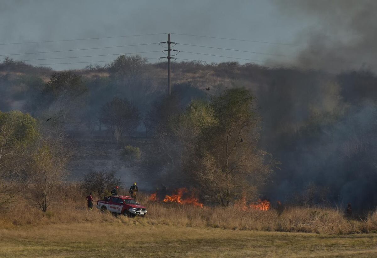 Incendio atrás del Tiro Federal. (Facundo Luque)