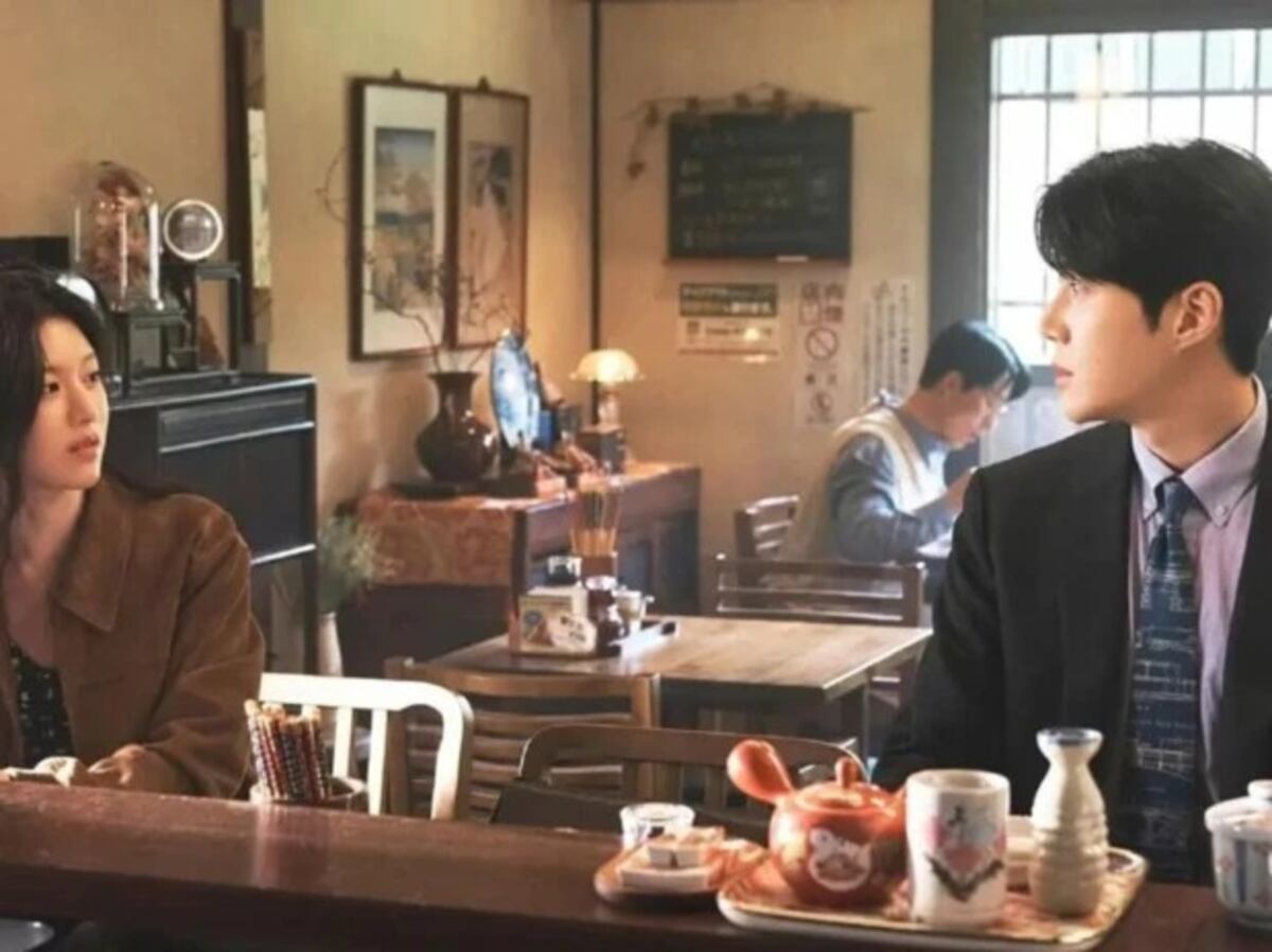 La historia de amor que evita los clichés y arrasa en Netflix con solo ocho episodios
