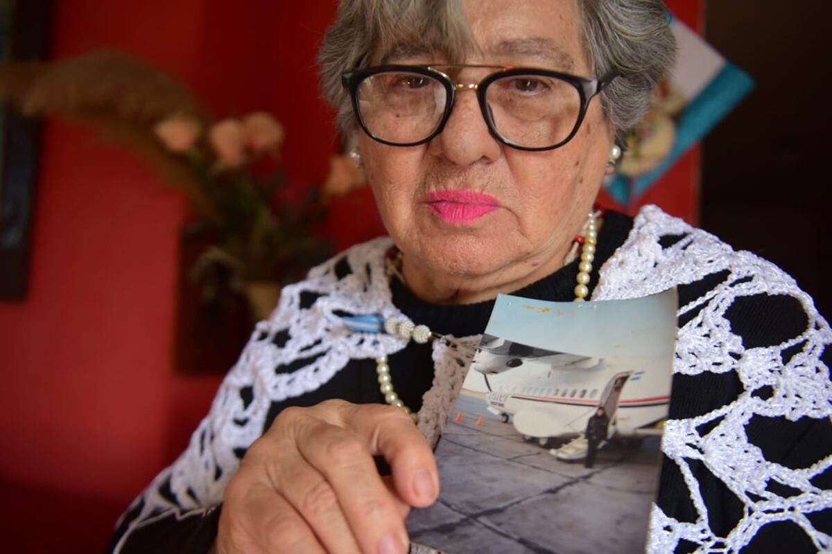 Foto. Mirtha conserva una foto de su hija Lilián junto a la puerta que se abrió en pleno vuelo. (José Gabriel Hernández / La Voz)