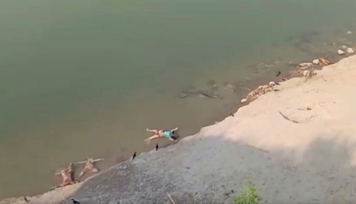 Cadáveres en el río Ganges. (AP)