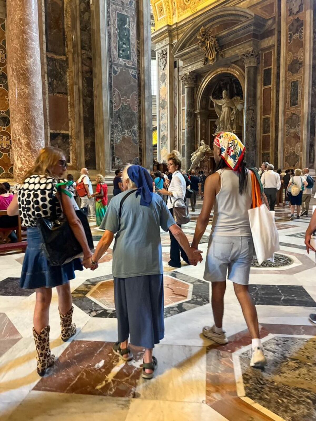 La Hermanita Geneviève acompaña a la comunidad trans en su visita a la Basílica de San Pedro. (Gentileza)