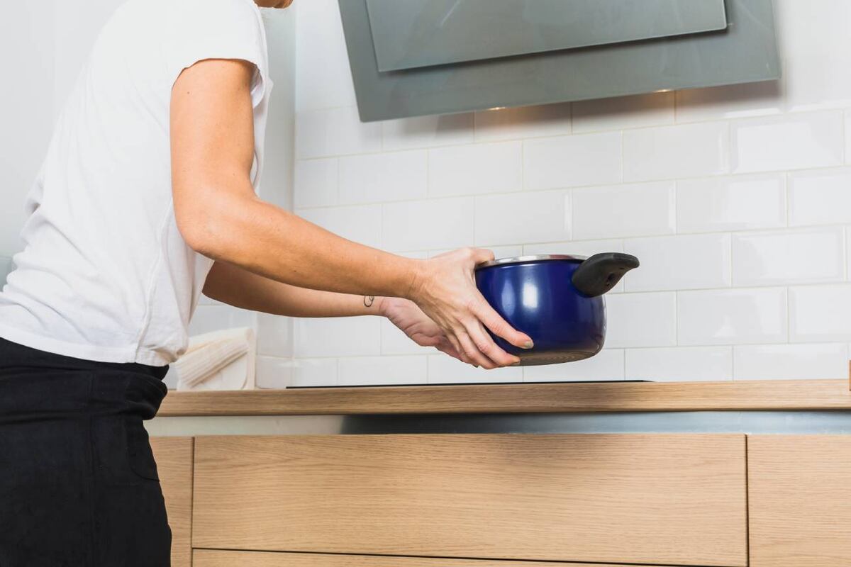 Un estudio internacional señala que la dificultad para levantar 5 kilos en adultos mayores puede ser un indicio temprano de múltiples enfermedades crónicas y afectar la calidad de vida. (Freepik)