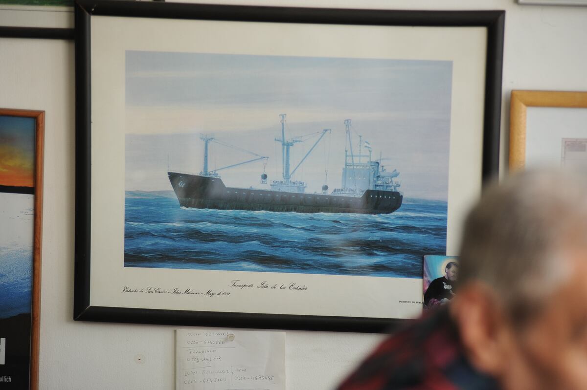 Uno de los barcos de la marina mercante que asistió al ejército Argentino. Foto Federico López Claro.