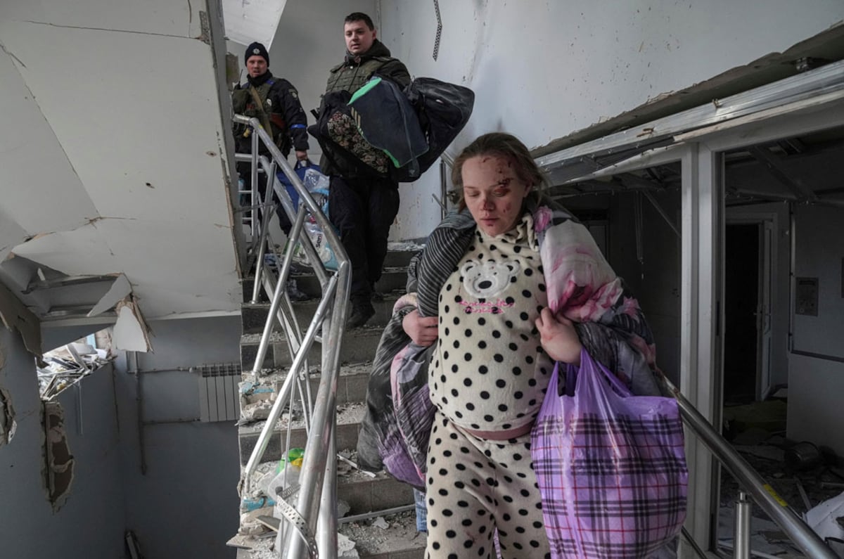 La mujer embarazada, al dejar el hospital atacado en Mariupol, Ucrania. (AP/Evgeniy Maloletka)