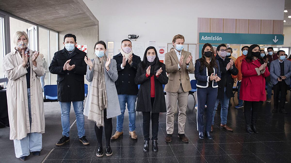 Los concejales y concejalas acompañaron la entrega de la mesa de anestesia al Hospital Príncipe de Asturias.