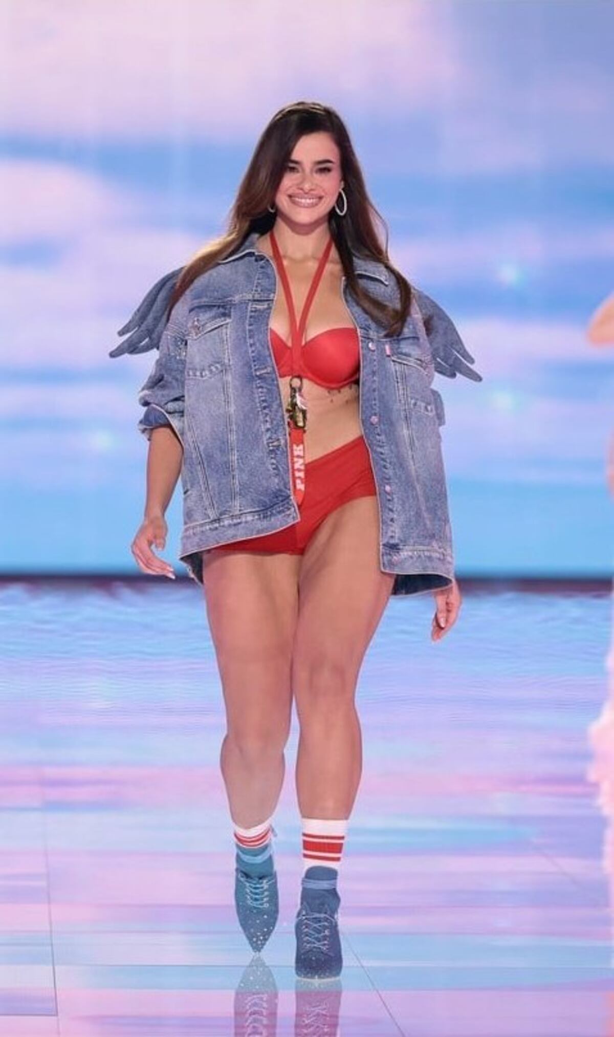 Barbie Ferreira de Euphoria debutó en la pasarela de Victoria Secret.