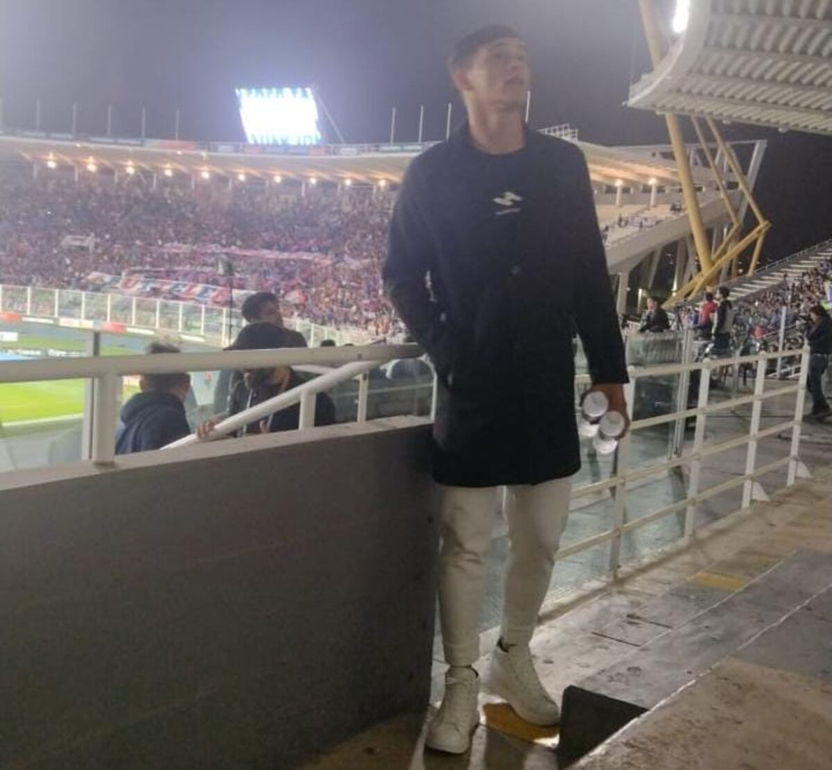 Ramón Sosa se recupera de una lesión muscular sufrida ante Colón de Santa Fe. Este domingo vio el partido desde la platea Ardiles conjuntamente con Juan Carlos Portillo y David Romero, quienes también están con otros problemas físicos. (La Voz)
