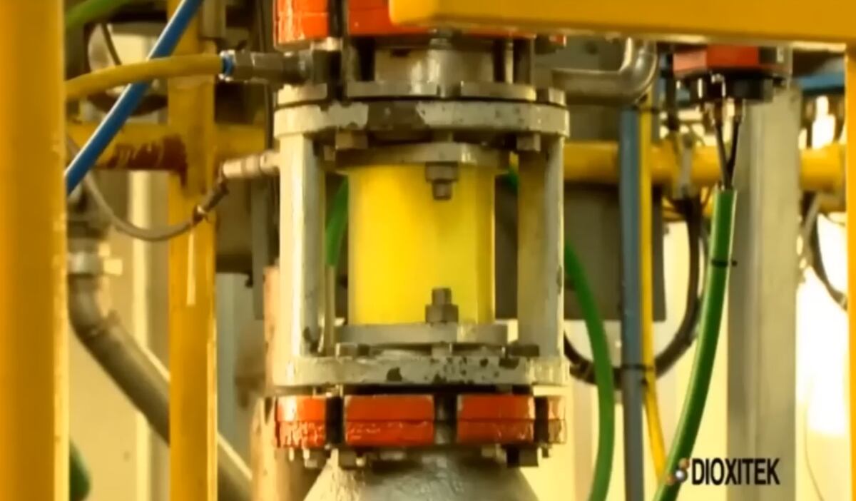 Imágenes del proceso de producción de Dioxitek, captura de video institucional. (Captura de video)