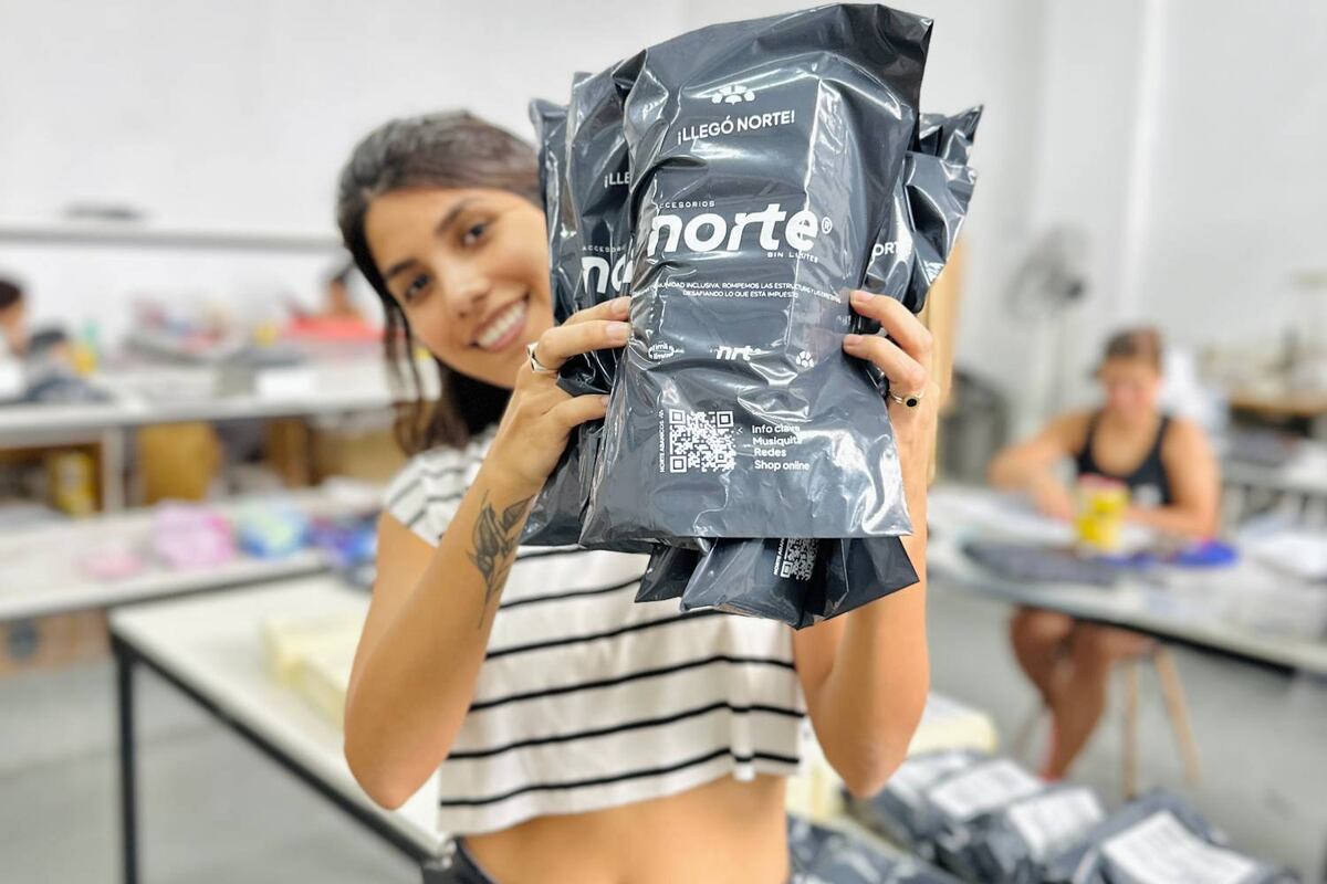 Evelyn Morales en la fábrica de la marca. (Gentileza Norte Abanicos)