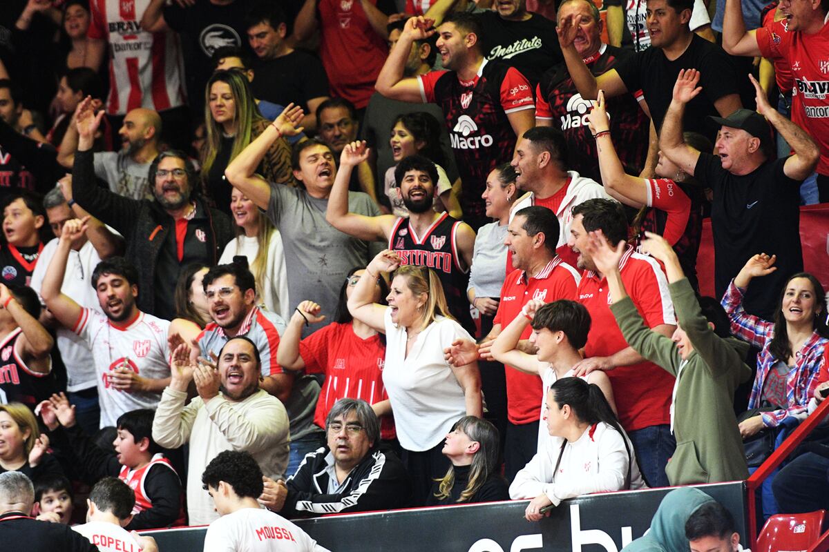 Los hinchas de la Gloria vivieron a pleno la victoria ante Boca en el sexto partido por la final de la LNB. (Javier Ferreyra / La Voz)