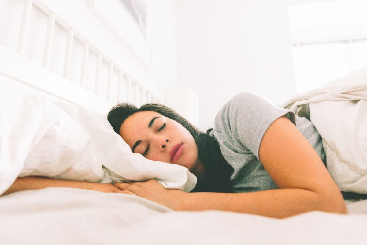 Dos hábitos nocturnos que ayudan a bajar el cortisol y favorecen un descanso más profundo