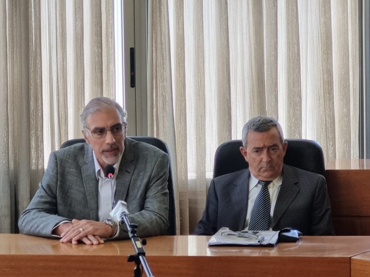 En el juicio, el exgerente Falabella y us abogado defensor.