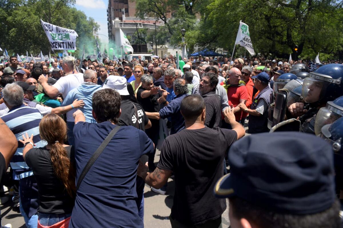 Incidentes entre los manifestantes del Suoem y la Policía frente al Palacio 6 de Julio. (José Gabriel Hernández / La Voz)