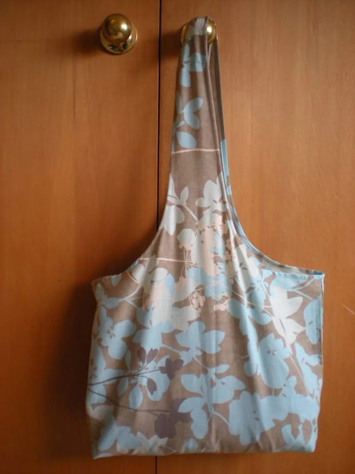 Este es el modo de reciclar las camisas en bolsas ecológicas.