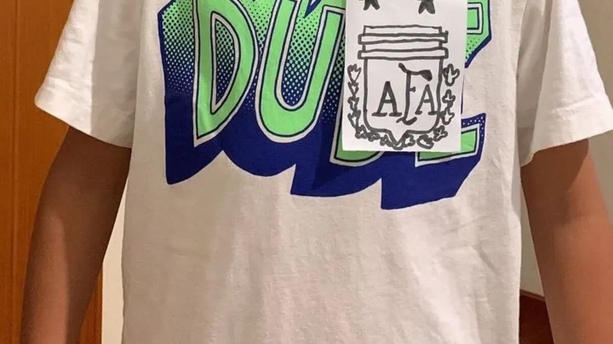 El nene que se armó la remera de Messi con recortes para alentar a la selección