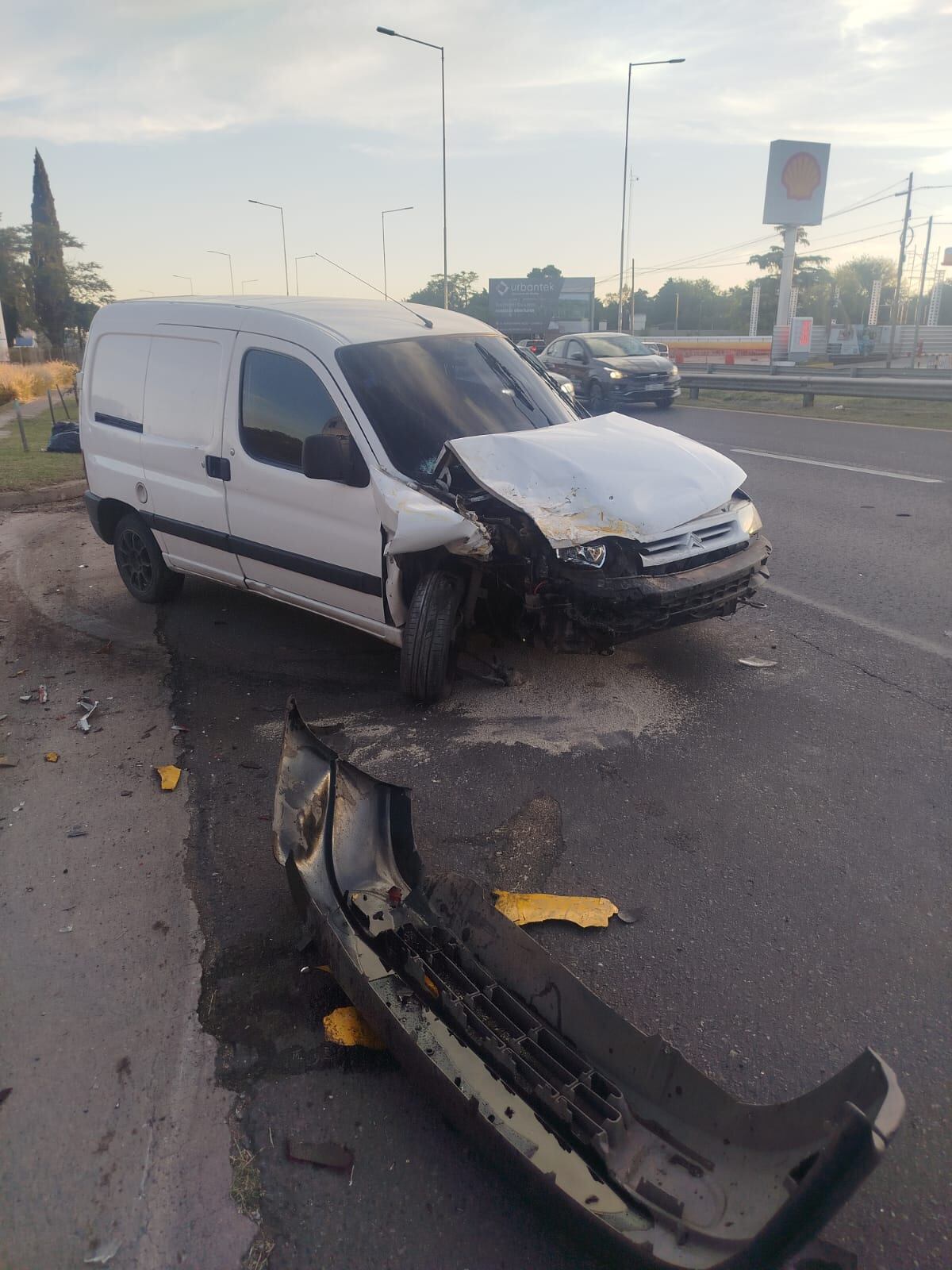 Tres personas resultaron lesionadas en avenida La Voz del Interior. (Policía de Córdoba)