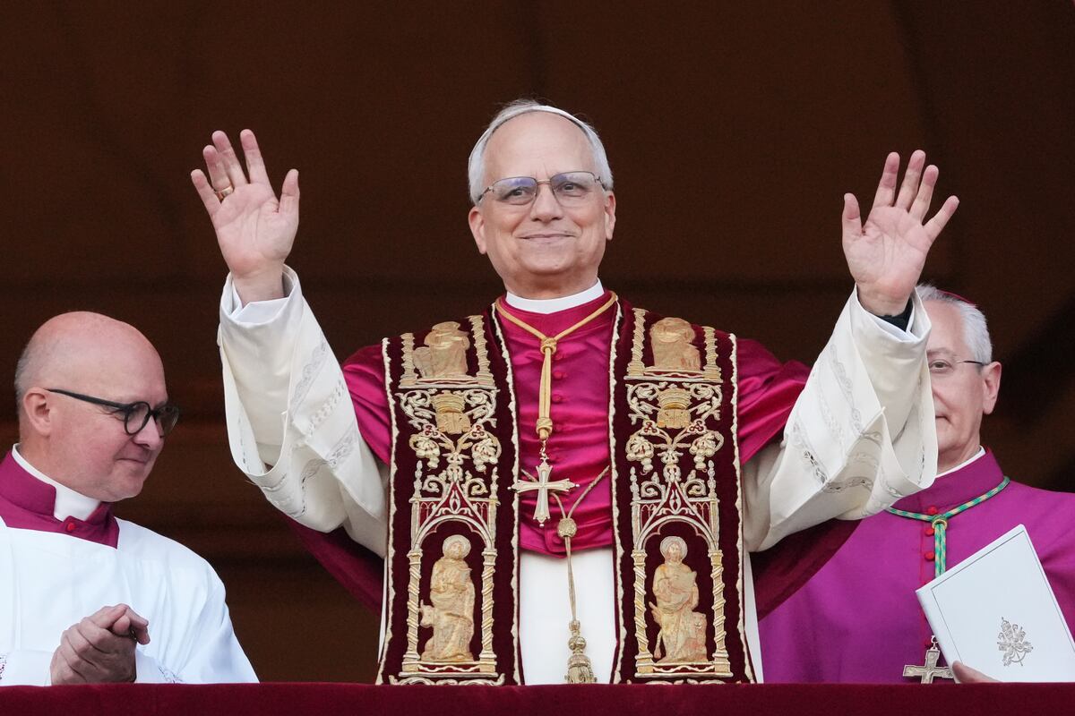 El papa León XIV aparece en la Basílica de San Pedro tras su elección, el jueves 8 de mayo de 2025 (AP Foto/Alessandra Tarantino)