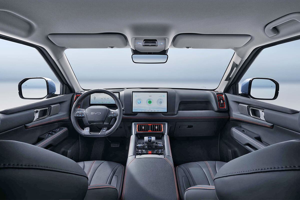 El panel de instrumentos LCD de 10.25" y la pantalla giratoria adaptable de 12.8" se destacan en su interior.