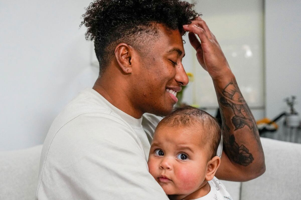 Ellia junto a la pequeña Waitui, que le demanda una vida dedicada a ella como padre. (AP)