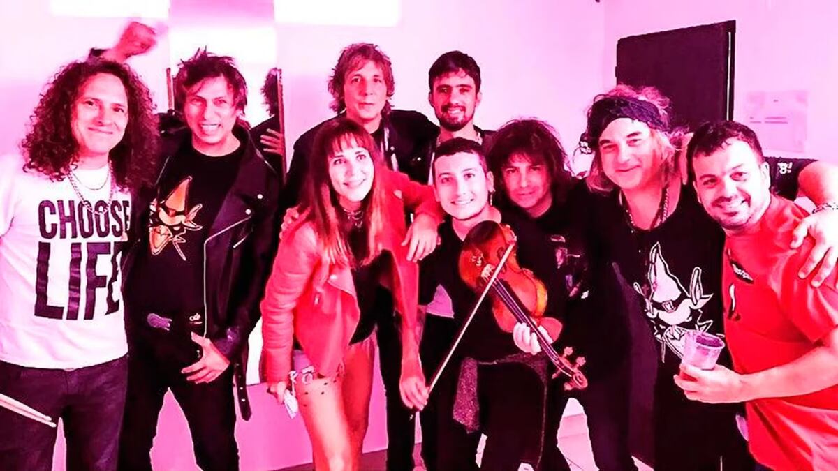 Pamela Rodríguez, junto a su banda, "Caras extrañas".
