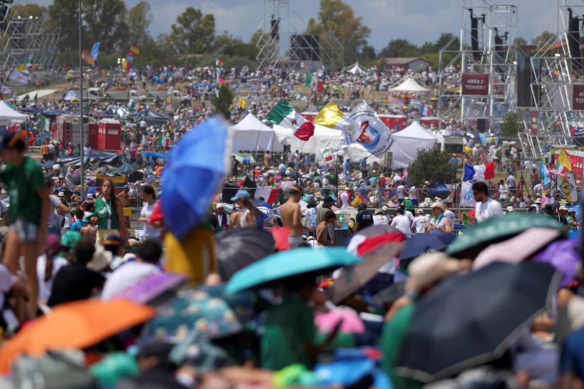 Jóvenes participan en el jubileo de la Juventud en el campo de Tor Vergata en Roma (AP)