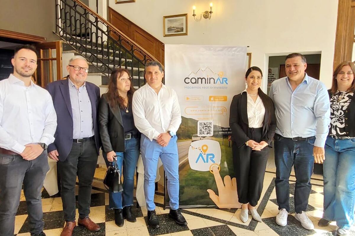Darío Capitani, titular de la Agencia Córdoba Turismo, junto con autoridades de la región.
