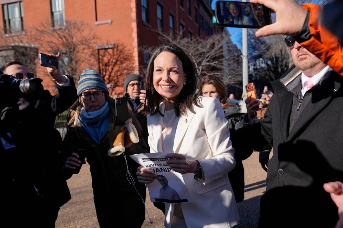 María Corina Machado saluda a sus simpatizantes en la Avenida Pensilvania, cerca de la Casa Blanca, tras reunirse con el presidente Donald Trump. (AP / Pablo Martínez Monsiváis)
