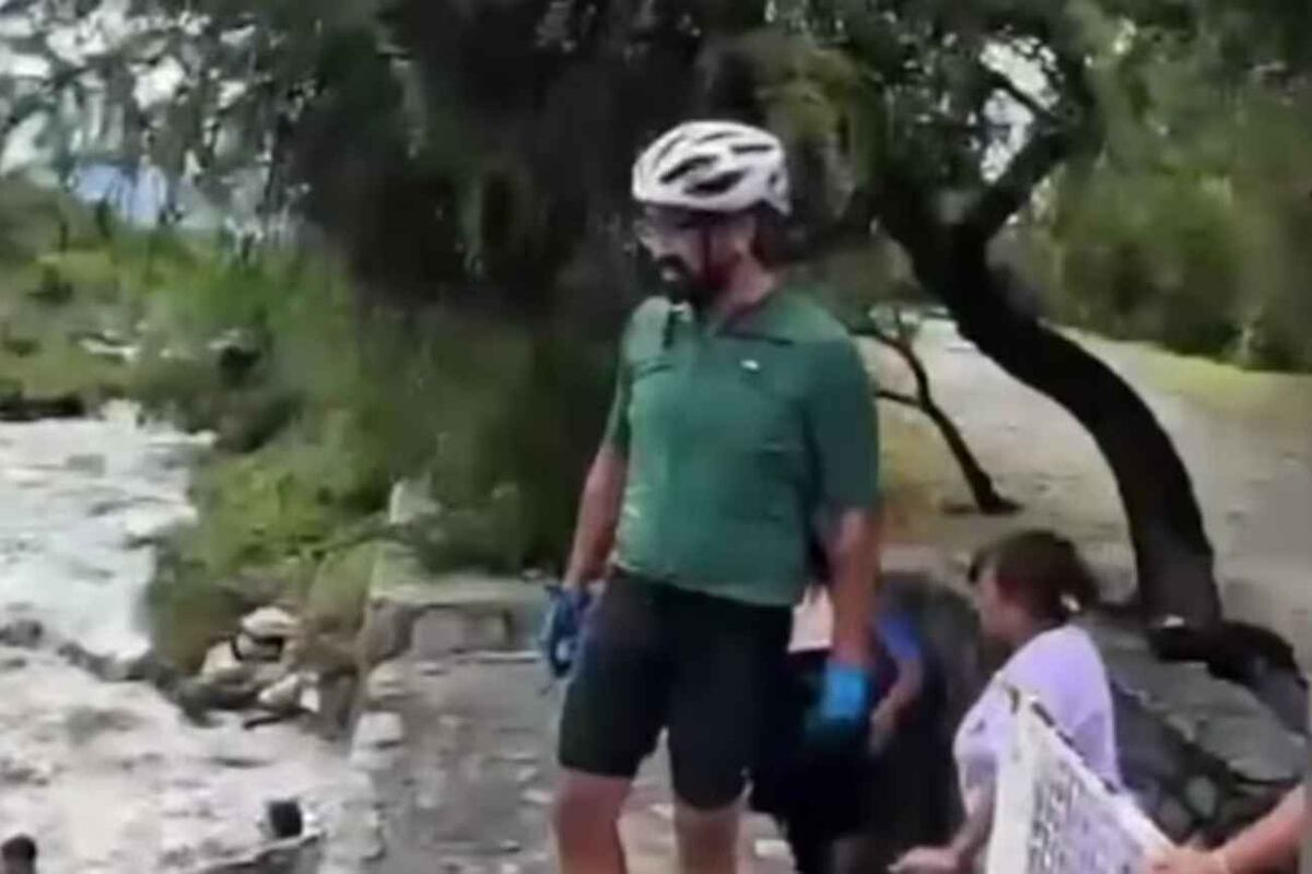 Imágenes en redes sociales mostraron al ministro Juan Álvarez Pinto ingresando al arroyo Los Molles para asistir directamente a las turistas en riesgo. (redes sociales)