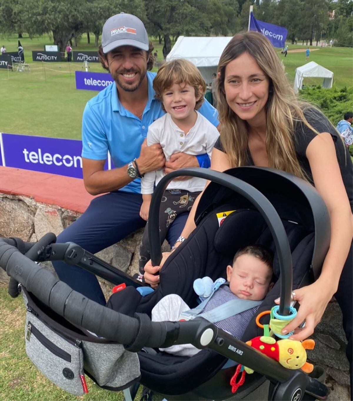Emilio Domínguez tiene la hinchada de su familia al momento de salir. Victoria, Constantino e Hipólito acompañan en Córdoba a quien empezó el torneo como líder. (@emiliodominguez)