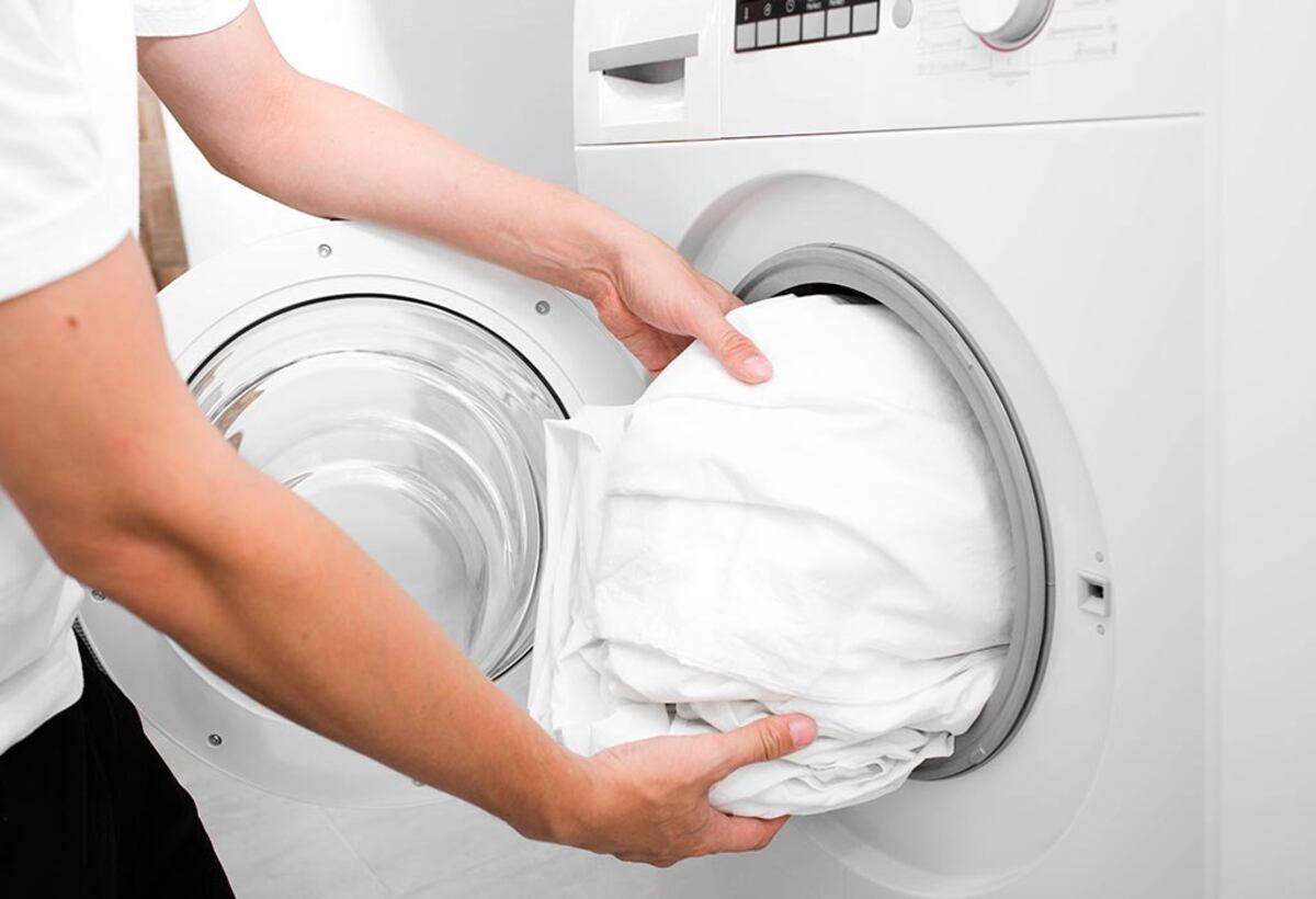 Cómo lavar la ropa blanca en el lavarropas y evitar que se ponga amarilla