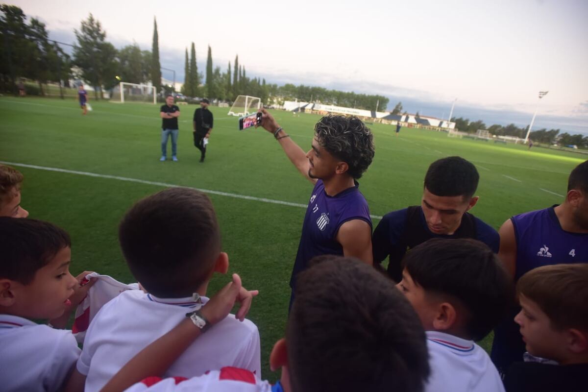 Talleres: el entrenamiento abierto reforzó el vínculo entre el plantel y su gente, en una tarde marcada por el viento y el aliento constante. (Javier Ferreyra / La Voz)