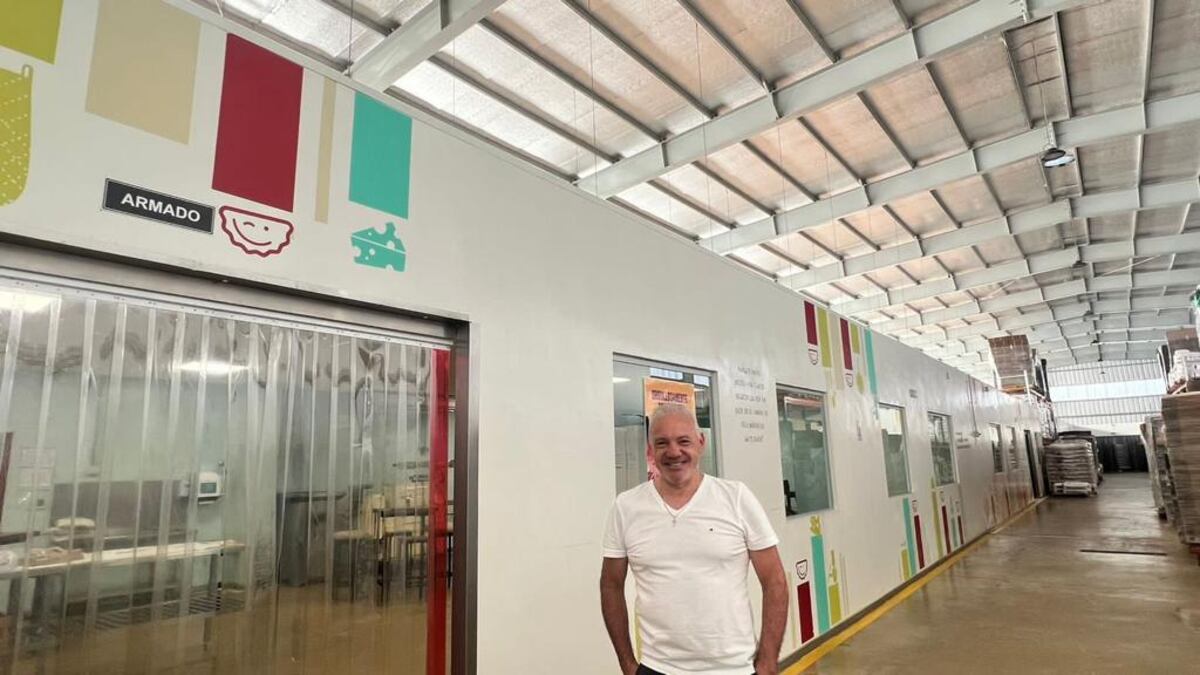 Sergio Delseri, creador de Lo De Jacinto, cadena de empanadas; en su planta de barrio Los Bulevares.