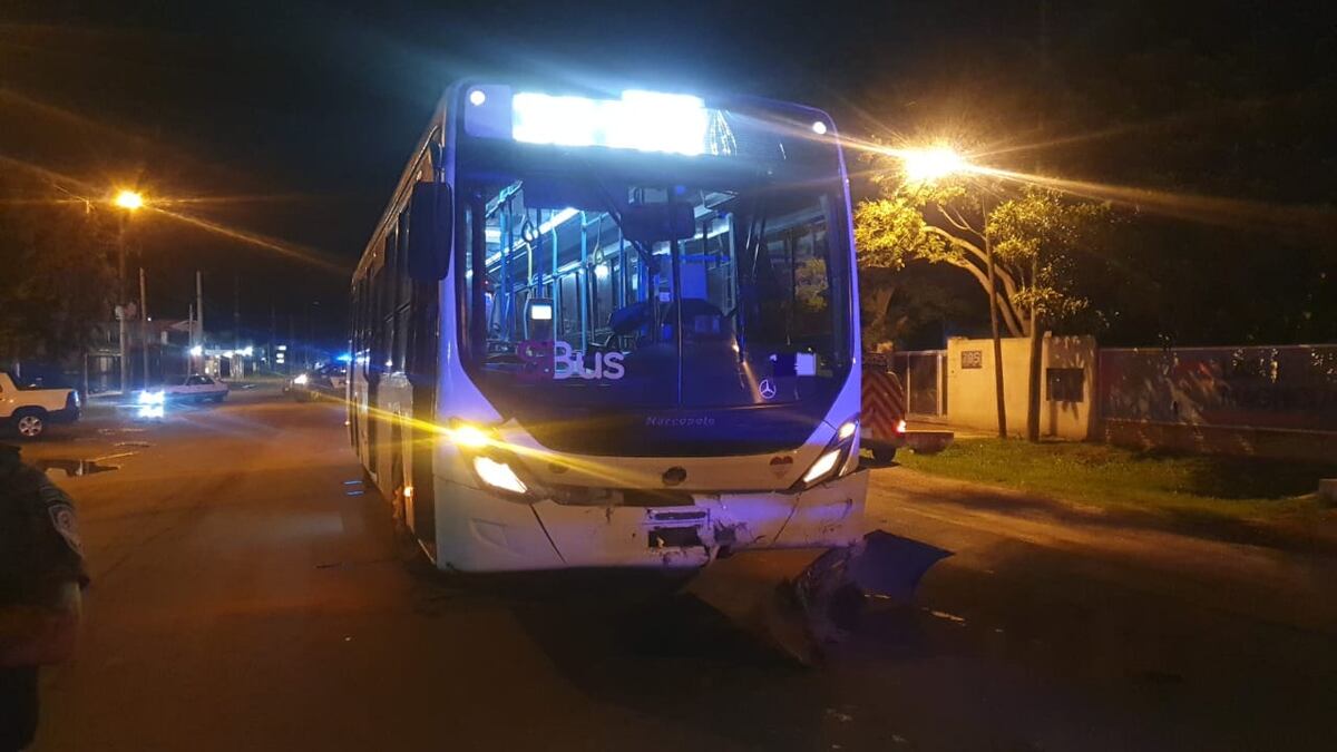 Ciudad de Córdoba. Manejaba alcoholizado y chocó de frente a un colectivo. (Policía)
