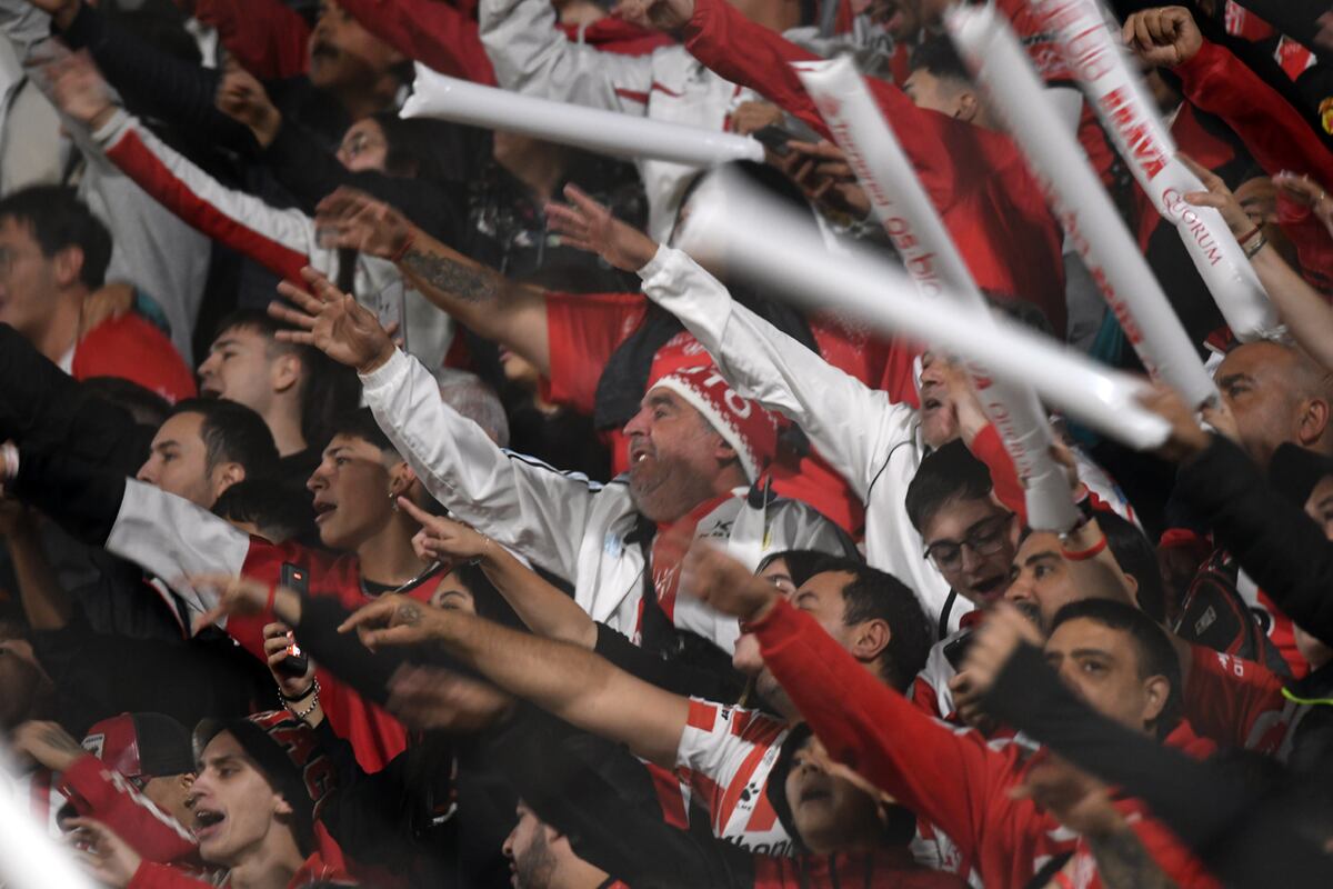 Los hinchas de la Gloria dijeron presente en el último partido del campeonato frente a River en el Monumental de Alta Córdoba. Foto Javier Ferreyra