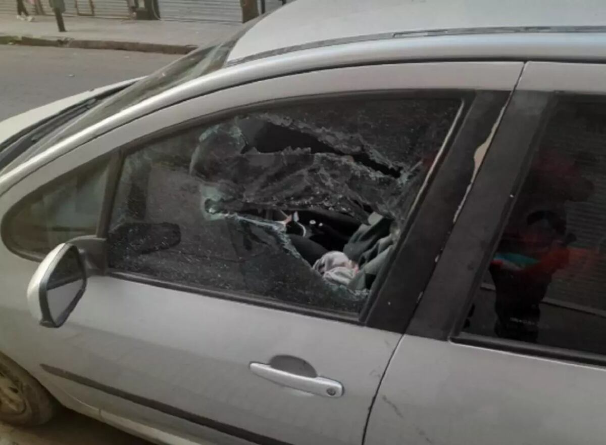 Los agentes de la Policía debieron romper el vidrio del auto para rescatar a la beba.