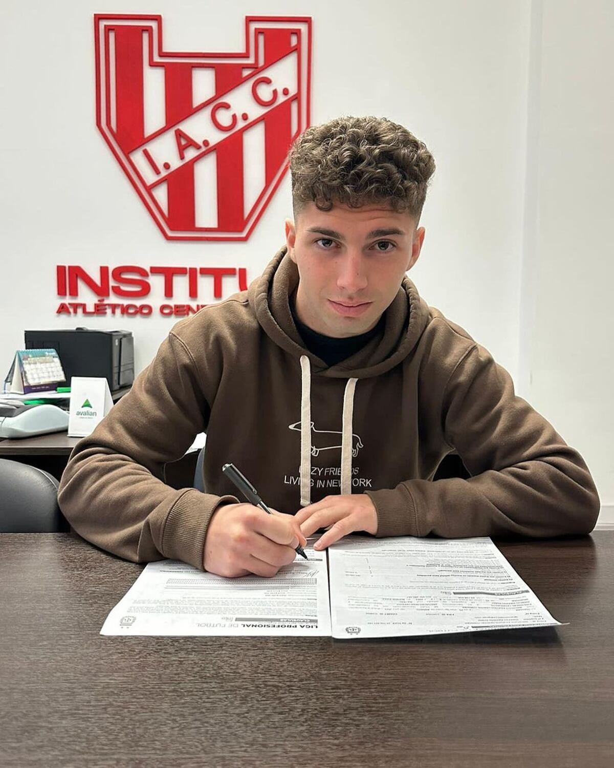 Ignacio Rossi, al momento de firmar con. (Instagram Nacho Rossi).