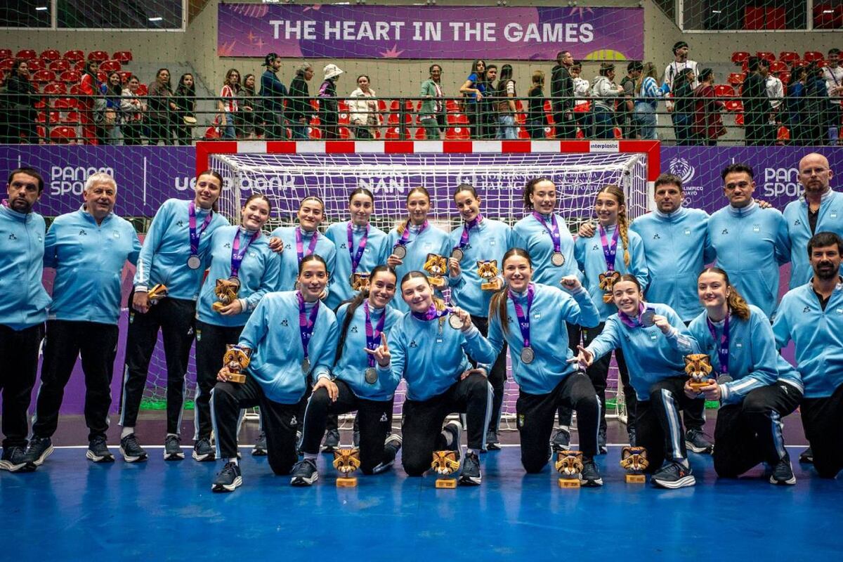 El seleccionado argentino femenino de handball se quedó con la medalla de plata en los Juegos Panamericanos Junior 2025. (CAH / @handballsca / 
@fedepancaldi)