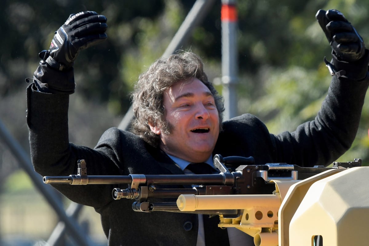 Megadesfile. Javier Milei y Victoria Villarruel posaron en un tanque de guerra del Ejército. (AP / Gustavo Garello)