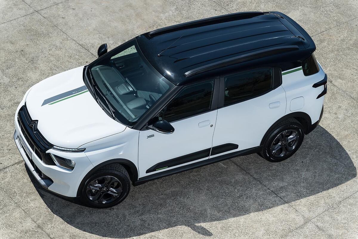 El Citroën C3 Aircross posee el tono blanco banquise. A eso se suman el techo oscuro, los espejos negros y los detalles light green.